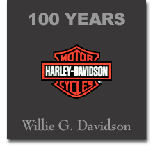 100 years of Harley Davidson - La célébration du centenaire de Harley-Davidson Motor Compagny est l'occasion pour Willie G. Davidson, petit fils de William A. Davidson, l'un des quatre fondateurs de la marque d'écrire le livre "100 Years of Harley-Davidson" publié aux éditions Bulfinch Press